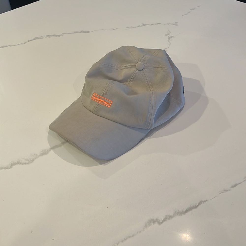 Tan lululemon hat - Picture 2 of 3